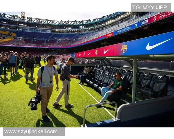 足球明星遮耳困惑瞬间 揭秘球场背后的心灵压力与挑战